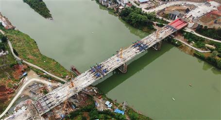 第八分公司承建的三江县宜阳大桥顺利合龙贯通